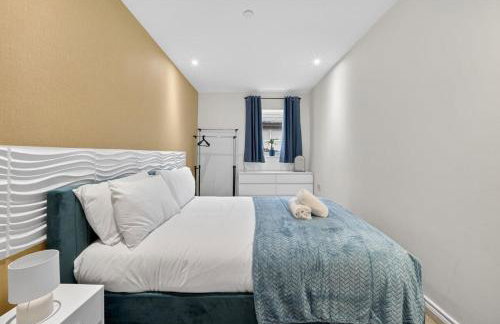 City Centre 2BR Apt with Balcony Access and Free Parking - Foto 36