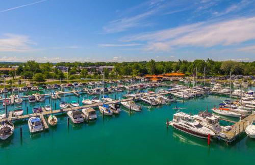 Elk Rapids Condo with Balcony Overlooking Elk Lake! - Foto 25