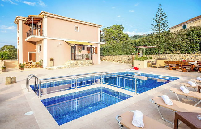 Maggie Alonia - Photo 17