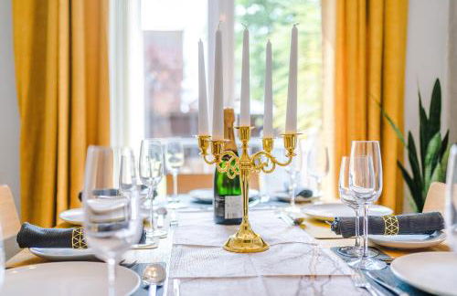 Beach Retreat with Hot Tub Sleeps 8 - Foto 16