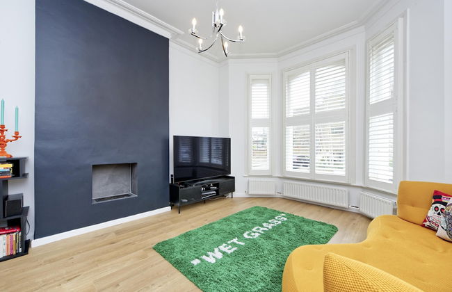 Beautiful Battersea Garden Flat by Underthedoormat - Photo 6