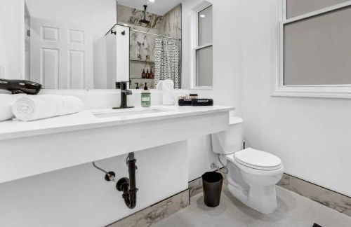 Stylish And Roomy Full House Dtwn - Photo 10