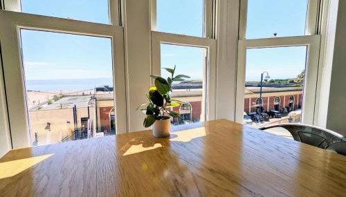 Barry Island Beachfront Apartment - Stunning Bay Views and Private Parking - Foto 4
