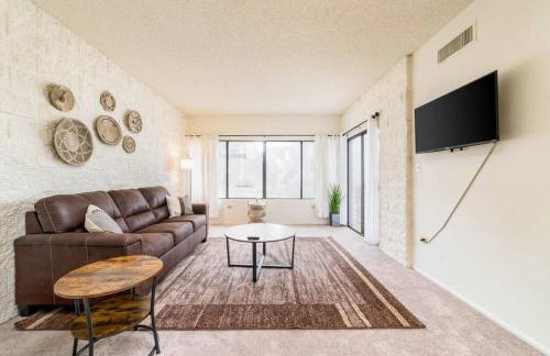 Bright Eastside 2BD 2BA Retreat w Pool and Parking - Foto 11