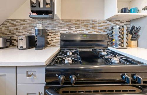 Modern 2BR Near NYC with Free Parking and Workspace - Foto 15