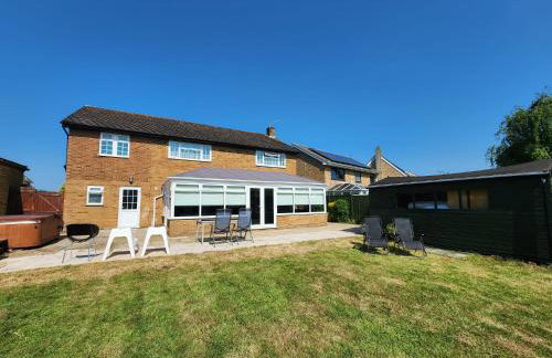 Kennedy Villa - 5 Bedroom House with Hot Tub, WiFi, Free parkings, Close to Bicester Village - Foto 43