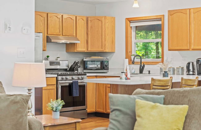 Lake + Pool Access, Game Room, Firepit, Deck Tawny and Peaceful by Avantstay - Foto 20