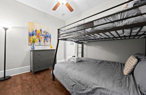 Stylish Home in Historic District Near Riverwalk - Foto 30