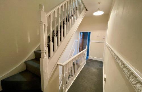 Kimberworth 4 Bedrooms House 8 Beds Close to M1 Suitable For Longer Stay - Foto 18