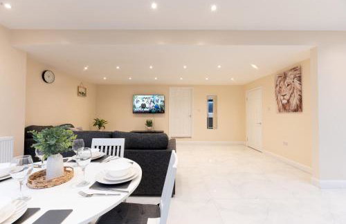 Spacious 4BR Home Walk to Station Parking - Pass the Keys - Foto 19