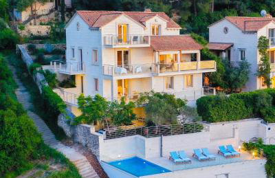 VILLA PHILIPPA - luxurious five-room villa - idyllic location - first row to the sea - spectacular view of the sea bay - unforgettable sunsets - 15 minutes from Supetar ferry port - free parking - private heated pool - Foto 65