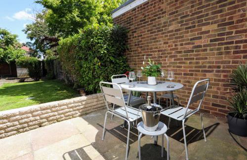 Aisiki Stays Apartments at Hillingdon, 3-Bedroom & 2-Bathroom, Pet-Friendly House with Garden, King or Twin Beds with Free WiFi and Parking Space - Foto 19