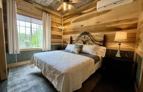 Romantic Cottage w Hot Tub & Views - Photo 3