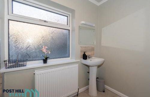 Large 4BR - Ideal Long Stays - Parking - Fast WiFi - Foto 34