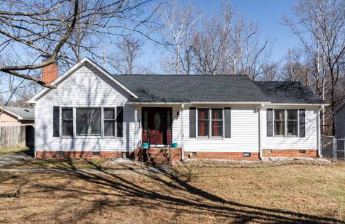 Stylish Home with BBQ Patio Prime Greensboro Spot - Foto 4