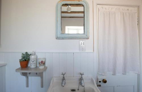 Gleneda Cottage - a renovated, traditional Cotswold cottage full of charm with fireplace and garden - Photo 28