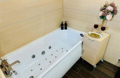 Lux Villa with Year-Round Heated Pool & Game Room - Foto 51