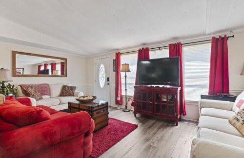 Spacious 2BR Retreat-10 minutes to the Beach! Pet Friendly! - Foto 7