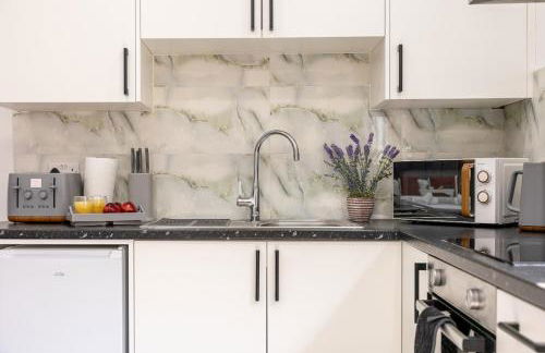 ROOMS NEAR ME - Entire place, kitchen & washroom with amenities, smart tv, fast Wifi, parking nearby - Foto 14