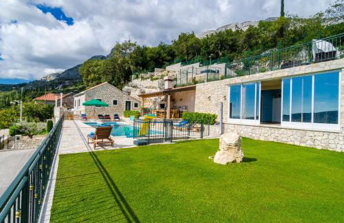 Villa Falcon Rook - Four-Bedroom Villa with Terrace and Swimming Pool - Photo 71