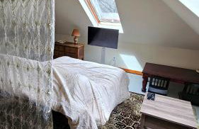 1920s Phoenicia Bungalow with Vintage Furnishings, Sauna, Fireplace, & Fenced Backyard - Foto 21