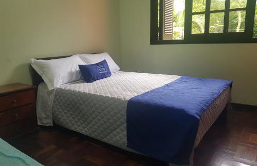 CASA COMPLETA, CENTRO, 4 Qtos, Wi-Fi, 130m quadrados, 4 Camas Casal, Churrasqueira e Apetrechos, Vasto Quintal e Varanda nos Fundos, 2 Banheiros, 9 Pessoas, Área Frontal, Garagem Coberta, Estacionamento Interno 2 Carros, Fogão a Lenha - Foto 19