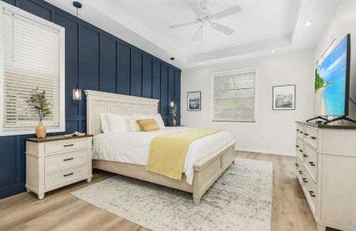 Villa Tropicana Luxury pool home. Gated community - Photo 17