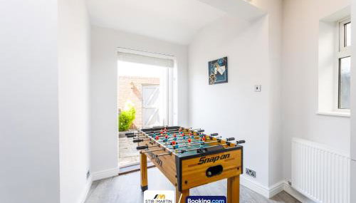 Comfy 3bed House By StirkMartin Stays Short Lets & Serviced Accommodation Cardiff With Free Parking & 8mins to City Centre - Foto 5, Game Room