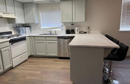 Extended Stay 3 or 4 Beds Cozy Smart Home Living - Photo 11