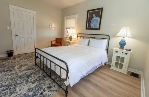 Updated & Comfy Bungalow with Parking Easy Access - Foto 1