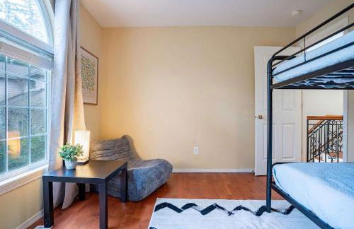 Spacious & Serene 6-Br Family Retreat in Kirkland - Photo 48