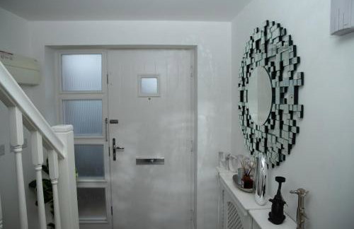 Broughton Haven 5 Beds House Free WiFi, Free parking, NETFLIX - Photo 4