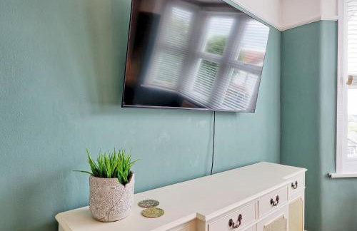 Spacious 4-Bedroom Home Near Station Seafront - Pass the Keys - Foto 42