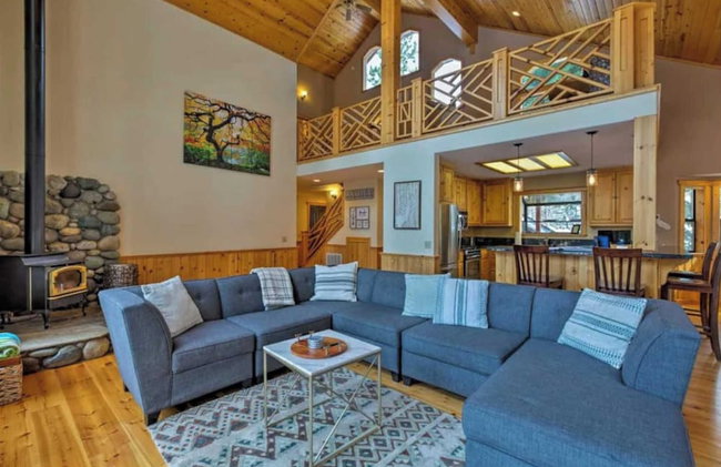 Black Bear by Avantstay Spacious Viking Lodge in Tahoe Donner w/ Game Room & Hot Tub! - Photo 60