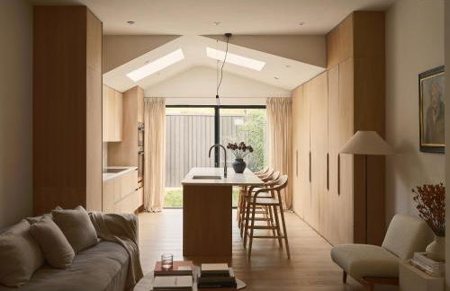 Elegant 4-Bed Townhouse Private Garden Parking - Foto 1