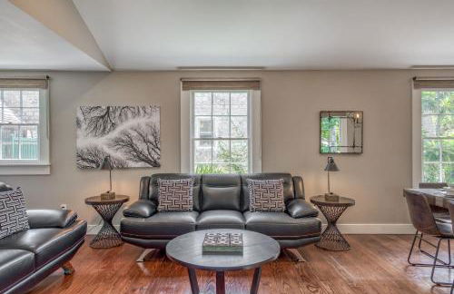 Colonial Quarter hideaway with modern comforts & balcony - near the beach - Photo 5