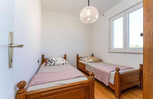 Stunning Apartment In Rtina - Photo 16