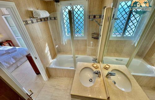 Seafront Townhouse with Stunning Mediterranean Views, community pool - Foto 7