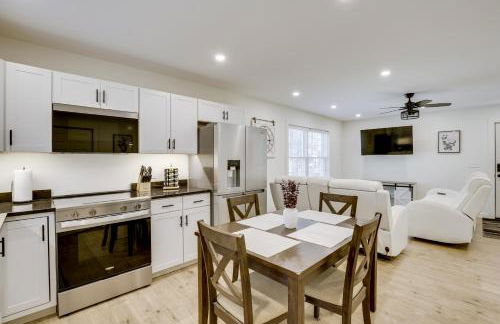 Wooded Retreat with Pet-Friendly Yard in Standish - Foto 12