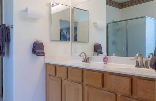 Modern House with Office Cornhole Near Freeways - Foto 19