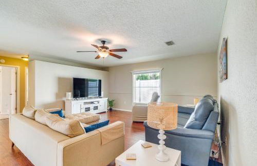 Relax Poolside Spring Hill Family Home with Yard! - Foto 6