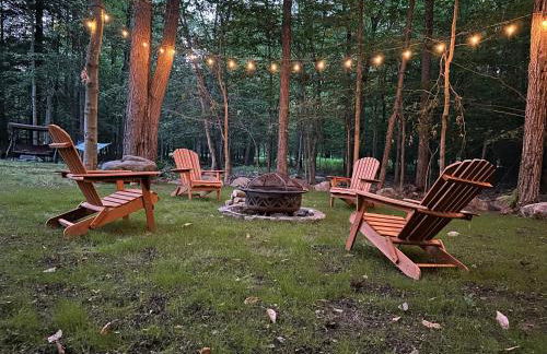 Pocono Hideout Family Home with Hot Tub Deck Sunroom Pool Big Bass Lake Larsen Lake Gouldsboro Clifton Township - Foto 21