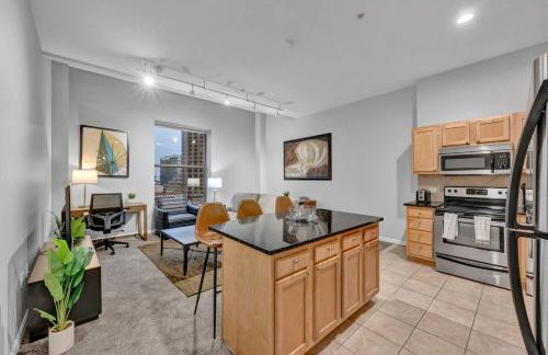 Stylish Condo • Walk to Theaters • Parking - Foto 3