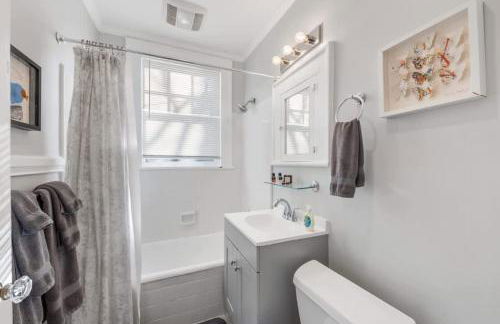 Retro 1BR in Elizabeth with Porch & Eclectic Design - Foto 6