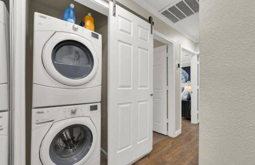 Spacious 4BR plus Den with Pool, Jacuzzi, BBQ, Near Strip - Foto 33