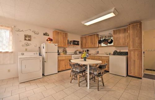 Private Hot Tub and Fireplace Poconos Home! - Foto 9