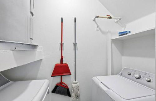 Chick modern Haven Elegant stay with modern views - Photo 19