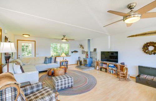 Hoodsport Vacation Rental w/ Deck & Canal Views! - Foto 1