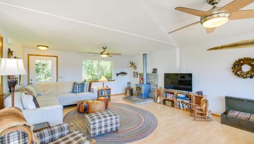 Hoodsport Vacation Rental w/ Deck & Canal Views! - Foto 1