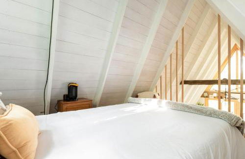 Modern A-Frame Cabin with Loft, Firepit and Grill - Foto 12